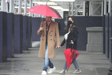  New York 'ta yağış insanların hareketini etkiliyor. 11 Nisan 2021, New York, ABD: New York şehrinin bugün boyunca yağmur yağacağı ve COVID-19 ortamında insanların hareketlerini etkileyeceği tahmin ediliyor.