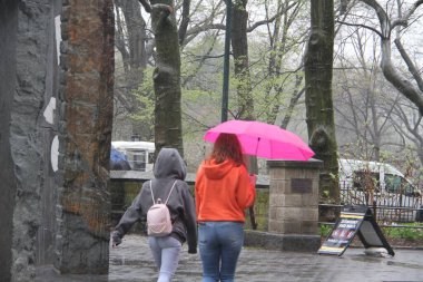  New York 'ta yağış insanların hareketini etkiliyor. 11 Nisan 2021, New York, ABD: New York şehrinin bugün boyunca yağmur yağacağı ve COVID-19 ortamında insanların hareketlerini etkileyeceği tahmin ediliyor.