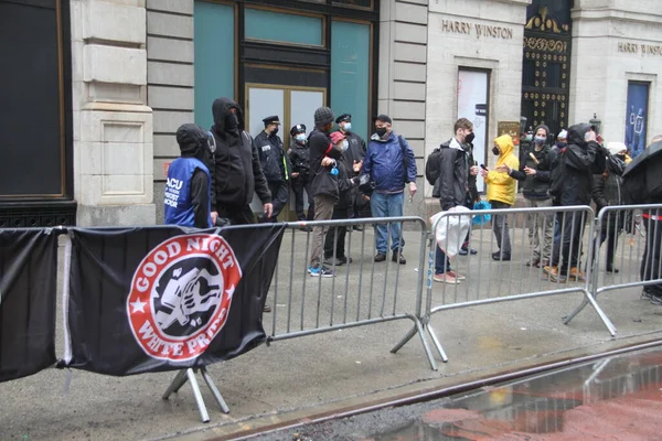 一名纳粹主义白人民族主义者 由纽约警方在特朗普塔旁边抗议Blm时护送 2021年4月11日 美国纽约 在特朗普塔旁边的第五大道上 白人生活物质与黑人生活物质之间的抗议导致了纽约警方的抗议 — 图库照片