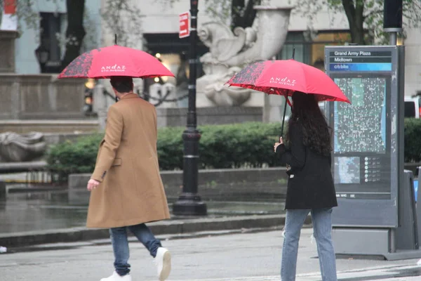 Βροχόπτωση Στη Νέα Υόρκη Που Επηρεάζει Κίνημα Των Ανθρώπων Απριλίου — Φωτογραφία Αρχείου