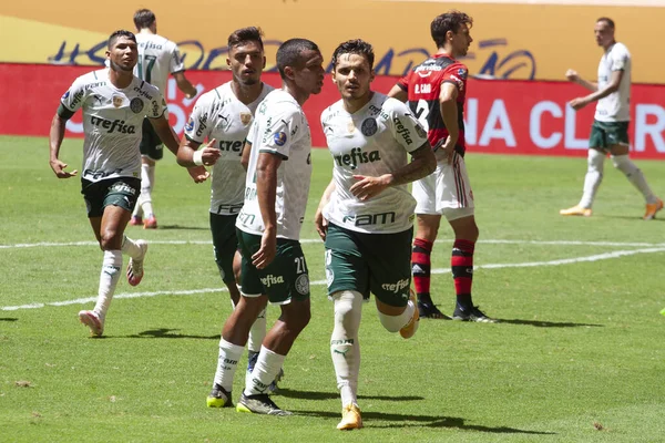 フラメンゴがスーパーカップ決勝に進出 4月11 2021 ブラジリア 連邦地区 ブラジル フラメンゴ選手は スーパーカップ決勝のための有効なサッカー試合中にパルメイラスの勝利を祝う ブラジリアのマン ガリンチャスタジアムで — ストック写真