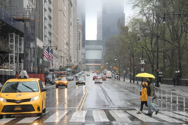 뉴욕의 강우량은 사람들의 움직임에 영향을 미친다 2021 뉴욕은 것으로 예측되어 — 스톡 사진