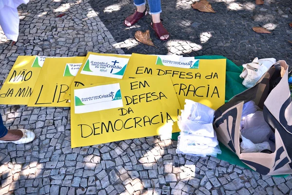 コパカバーナビーチでの自由のためのクリスチャン家族の抗議の行進 2021年4月11日ブラジル リオデジャネイロ州コパカバーナにて 自由のためのキリスト教家族の行進 として開催 — ストック写真