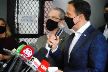  Brezilya, Sao Paulo - 29 Haziran 2020: Pacaembu kampanya hastanesi kapatıldı. Sao Paulo Belediye Başkanı Bruno Covas ve Sağlık Bakanı Edson Aparecido Pacaembu Kampanya Hastanesi 'nin kapatılmasına başladılar. Son hastalar nakledildi.