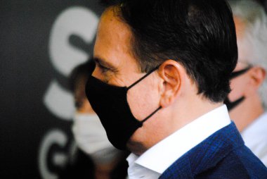  Brezilya, Sao Paulo - 29 Haziran 2020: Pacaembu kampanya hastanesi kapatıldı. Sao Paulo Belediye Başkanı Bruno Covas ve Sağlık Bakanı Edson Aparecido Pacaembu Kampanya Hastanesi 'nin kapatılmasına başladılar. Son hastalar nakledildi.