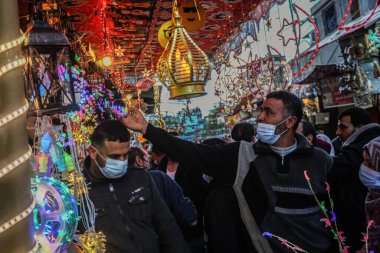 Gazze 'de Ramazan ayı. 23 Nisan 2021, Gazze, Filistin: Filistinli Müslüman ibadetçiler, Ramazan ayında Gazze Şeridi 'nin güneyindeki Han Yunus Büyük Camii' nde koruyucu maskeler takıp Cuma namazı kılarlar.. 