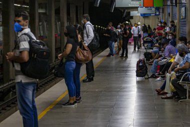 Brasilia Merkez Metro İstasyonunda İnsan Hareketi. 12 Nisan 2021, Brasilia, Federal Bölge, Brezilya: Brasilia 'daki Merkez metro istasyonunun platformunda COVID-19' un ortasında ağır bir insan hareketi var.