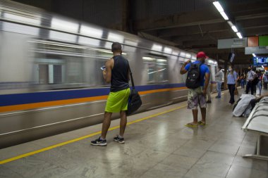 Brasilia Merkez Metro İstasyonunda İnsan Hareketi. 12 Nisan 2021, Brasilia, Federal Bölge, Brezilya: Brasilia 'daki Merkez metro istasyonunun platformunda COVID-19' un ortasında ağır bir insan hareketi var.
