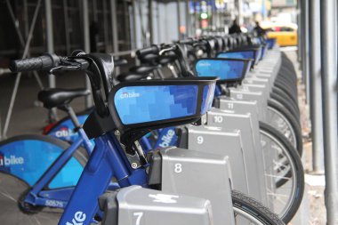 New York 'taki Citi Bisiklet İstasyonları Genişlemesi. 14 Nisan 2021, Harlem, New York, ABD: 36 yeni istasyon ve 20.000 bisikletle, Citi Bisikleti, Çin dışındaki dünyanın en büyük bisiklet paylaşım sistemi olarak Paris Velib 'i geçti.