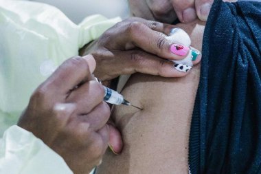 Sao Paulo 'da COVID-19' a karşı aşı. 16 Nisan 2021, Sao Paulo, Brezilya: UBS Cambuci 'de COVID-19' a karşı insanların aşılanması. Çin aşısının ikinci dozu CoronaVac ve AstraZeneca aşılar sırasında kullanıldı.