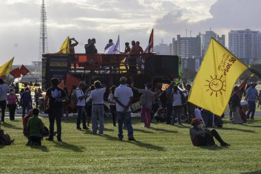 Brasilia - 16, 04, 2021 - MANIFESTATION, APRIL RED, OUTSIDE BOLSONARO Başkan Jair Bolsonaro 'ya karşı Bakanlıkların terasında yapılan gösteri, Asgari Ücretin Acil Yardımı,