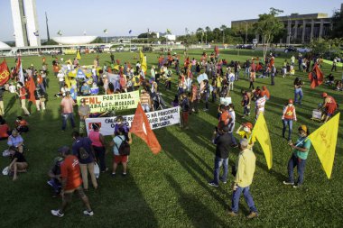 Brasilia - 16, 04, 2021 - MANIFESTATION, APRIL RED, OUTSIDE BOLSONARO Başkan Jair Bolsonaro 'ya karşı Bakanlıkların terasında yapılan gösteri, Asgari Ücretin Acil Yardımı,