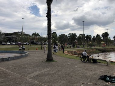 Brasilia 'daki Paranoya Gölü' nde insan hareketleri. 17 Nisan 2021, Brasilia, Federal Bölge, Brezilya: Brasilia 'daki Paranoya Gölü etrafında harika bir hareket var, JK köprüsü manzaralı COVID-19