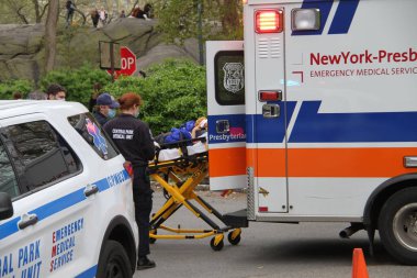 Central Park 'ta bir çocuk ağaçtan düştü. 17 Nisan 2021, New York, ABD: Bir çocuk Central Park 'ta, 5. Cadde' nin yanındaki hayvanat bahçesinin girişindeki ağaçtan düştü.