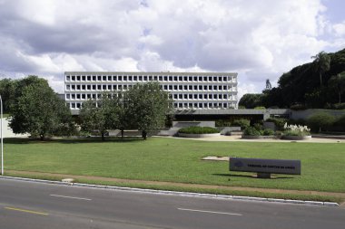 Federal Denetim Mahkemesi (TCU) ve Çevre Bakanlığı cephesi. 16 Nisan 2021, Brasilia, Federal Bölge, Brezilya: Federal Denetim Mahkemesi (TCU) başsavcısı Lucas Rocha Furtado, mahkemeden,