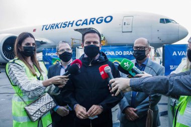 Coronavac aşısı için Guarulhos Havaalanı 'na giriş yapıldı. 19 Nisan 2021, Guarulhos, Sao Paulo, Brezilya: Sao Paulo Valisi, Joao Doria, Çin aşısı CoronaVac 'ın gelişine tanık oldu. 