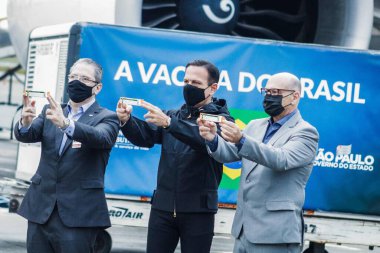 Coronavac aşısı için Guarulhos Havaalanı 'na giriş yapıldı. 19 Nisan 2021, Guarulhos, Sao Paulo, Brezilya: Sao Paulo Valisi, Joao Doria, Çin aşısı CoronaVac 'ın gelişine tanık oldu. 