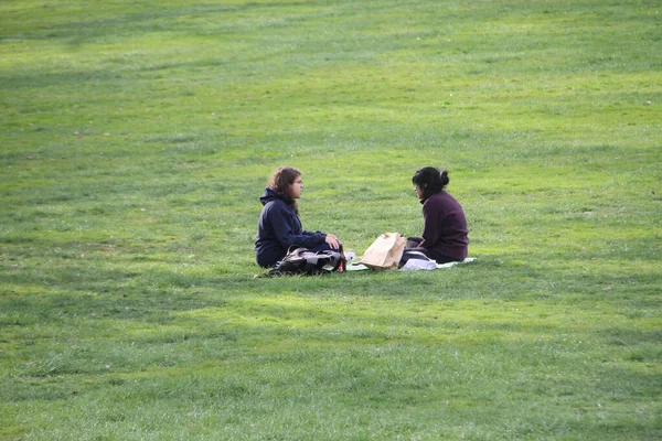 New York Usa Covid 19の最中のセントラルパークでの人々の動き 公園の芝生で社交的な距離を保ちながら楽しむ姿や スポーツの練習をしている姿が見られます — ストック写真