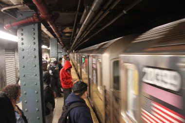 Kalabalık Harlem Metro İstasyonu COVID-19 'un ortasında. 20 Nisan 2021, Harlem, New York, ABD: 125 Street Harlem Subway, çoğu yüz maskesi takmış olmasına rağmen, sosyal mesafe kurallarına uymayan yolcularla doludur.