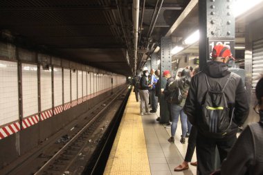 Kalabalık Harlem Metro İstasyonu COVID-19 'un ortasında. 20 Nisan 2021, Harlem, New York, ABD: 125 Street Harlem Subway, çoğu yüz maskesi takmış olmasına rağmen, sosyal mesafe kurallarına uymayan yolcularla doludur.
