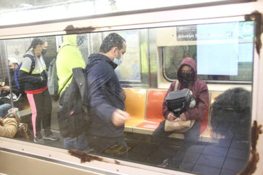 Kalabalık Harlem Metro İstasyonu COVID-19 'un ortasında. 20 Nisan 2021, Harlem, New York, ABD: 125 Street Harlem Subway, çoğu yüz maskesi takmış olmasına rağmen, sosyal mesafe kurallarına uymayan yolcularla doludur.