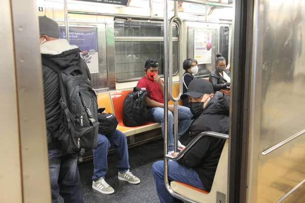 Kalabalık Harlem Metro İstasyonu COVID-19 'un ortasında. 20 Nisan 2021, Harlem, New York, ABD: 125 Street Harlem Subway, çoğu yüz maskesi takmış olmasına rağmen, sosyal mesafe kurallarına uymayan yolcularla doludur.