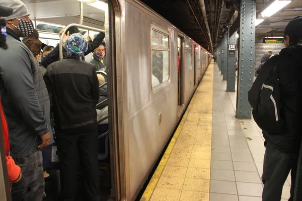 Kalabalık Harlem Metro Stasyonu Covid Ortasında Nisan 2021 Harlem New — Stok fotoğraf