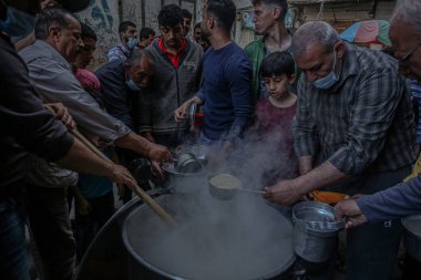 Gazze 'de Ramazan ayı. 23 Nisan 2021, Gazze, Filistin: Filistinli Müslüman ibadetçiler, Ramazan ayında Gazze Şeridi 'nin güneyindeki Han Yunus Büyük Camii' nde koruyucu maskeler takıp Cuma namazı kılarlar.. 