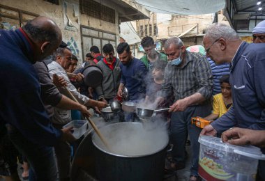 Gazze 'de Ramazan ayı. 23 Nisan 2021, Gazze, Filistin: Filistinli Müslüman ibadetçiler, Ramazan ayında Gazze Şeridi 'nin güneyindeki Han Yunus Büyük Camii' nde koruyucu maskeler takıp Cuma namazı kılarlar.. 