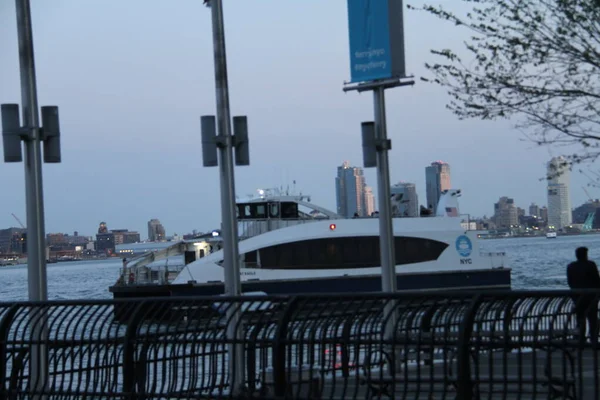 Barca Feribot Plutea Între Două Diguri Din New York Aprilie — Fotografie, imagine de stoc