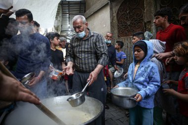 Gazze 'de Ramazan ayı. 23 Nisan 2021, Gazze, Filistin: Filistinli Müslüman ibadetçiler, Ramazan ayında Gazze Şeridi 'nin güneyindeki Han Yunus Büyük Camii' nde koruyucu maskeler takıp Cuma namazı kılarlar.. 