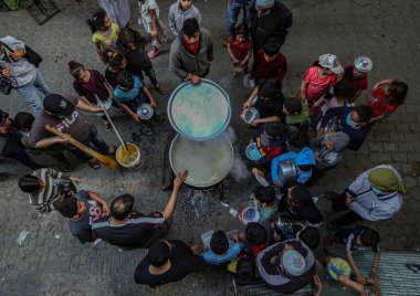 Gazze 'de Ramazan ayı. 23 Nisan 2021, Gazze, Filistin: Filistinli Müslüman ibadetçiler, Ramazan ayında Gazze Şeridi 'nin güneyindeki Han Yunus Büyük Camii' nde koruyucu maskeler takıp Cuma namazı kılarlar.. 