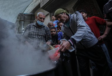 Gazze 'de Ramazan ayı. 23 Nisan 2021, Gazze, Filistin: Filistinli Müslüman ibadetçiler, Ramazan ayında Gazze Şeridi 'nin güneyindeki Han Yunus Büyük Camii' nde koruyucu maskeler takıp Cuma namazı kılarlar.. 