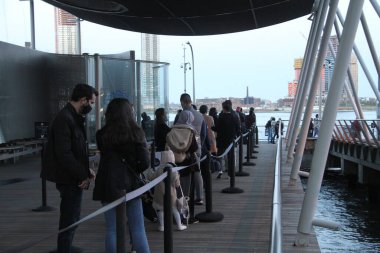 Feribot New York 'taki iki rıhtım arasında sürüklendi. 23 Nisan 2021, New York, ABD: Akşam 6.30 sularında, Manhattan 'da 34. Cadde Feribot Limanı' ndaki 2 rıhtım arasında bir feribot sürüklendiğini ancak kimsenin yaralanmadığı ve kimsenin suya düşmediği rapor edildi.