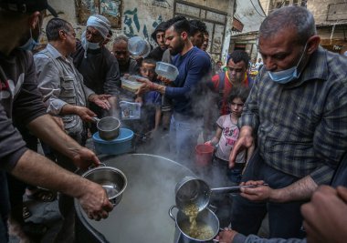 Gazze 'de Ramazan ayı. 23 Nisan 2021, Gazze, Filistin: Filistinli Müslüman ibadetçiler, Ramazan ayında Gazze Şeridi 'nin güneyindeki Han Yunus Büyük Camii' nde koruyucu maskeler takıp Cuma namazı kılarlar.. 