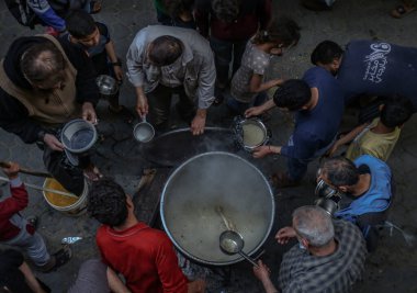 Gazze 'de Ramazan ayı. 23 Nisan 2021, Gazze, Filistin: Filistinli Müslüman ibadetçiler, Ramazan ayında Gazze Şeridi 'nin güneyindeki Han Yunus Büyük Camii' nde koruyucu maskeler takıp Cuma namazı kılarlar.. 