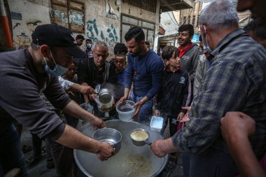 Gazze 'de Ramazan ayı. 23 Nisan 2021, Gazze, Filistin: Filistinli Müslüman ibadetçiler, Ramazan ayında Gazze Şeridi 'nin güneyindeki Han Yunus Büyük Camii' nde koruyucu maskeler takıp Cuma namazı kılarlar.. 
