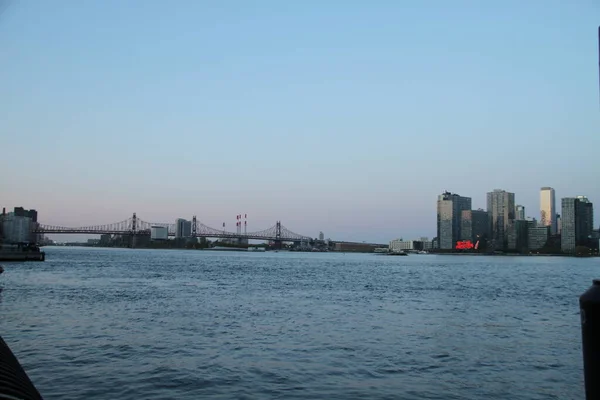 Barco Deriva Entre Dois Cais Nova York Abril 2021 Nova — Fotografia de Stock