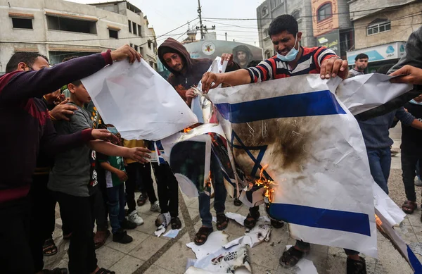 ガザでの反イスラエル抗議 4月24 2021 パレスチナ パレスチナの抗議者は イスラエルのベンヤミン ネタニヤフ首相と防衛大臣の写真を焼きます — ストック写真