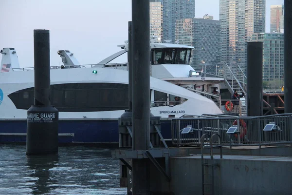 Veerboot Dreef Tussen Twee Pieren New York April 2021 New — Stockfoto