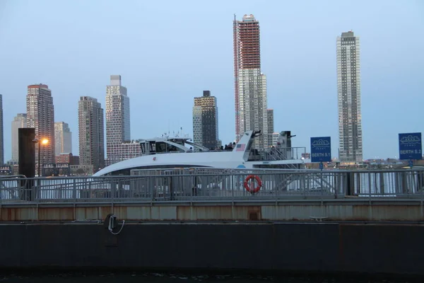 Färja Båt Drev Mellan Två Bryggor New York April 2021 — Stockfoto