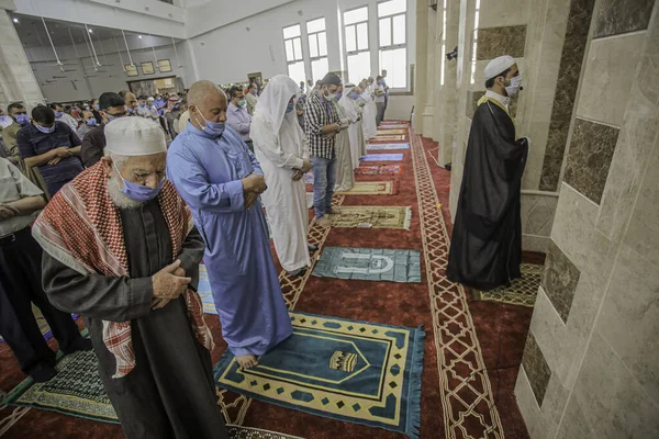 Ramadan Gaza April 2021 Gaza Palestina Palestijnse Moslimaanbidders Dragen Beschermende — Stockfoto