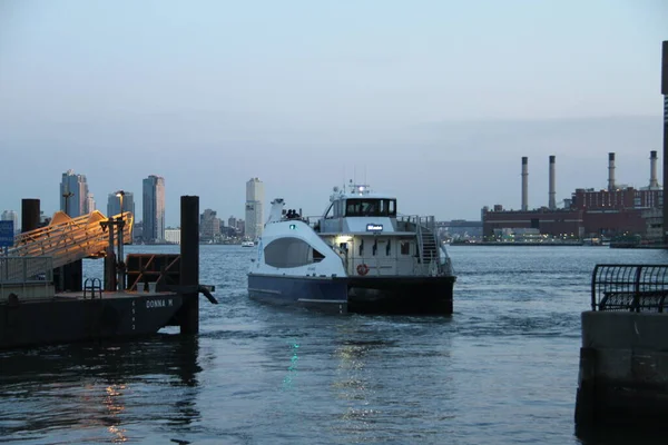 Veerboot Dreef Tussen Twee Pieren New York April 2021 New — Stockfoto