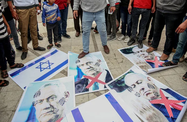 ガザでの反イスラエル抗議 4月24 2021 パレスチナ パレスチナの抗議者は イスラエルのベンヤミン ネタニヤフ首相と防衛大臣の写真を焼きます — ストック写真