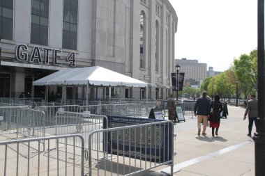 Yankee Stadyumu Aşı Aşılama Alanı 'nın artık randevuya ihtiyacı yok. 28 Nisan 2021, Bronx, New York, ABD: Bronx 'taki Yankee Stadyumundaki New York aşı alanlarından birinin aşılanmak için herhangi bir randevuya ihtiyacı yok.