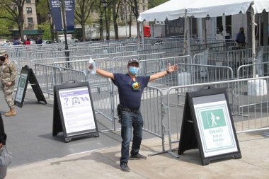 Yankee Stadyumu Aşı Aşılama Alanı 'nın artık randevuya ihtiyacı yok. 28 Nisan 2021, Bronx, New York, ABD: Bronx 'taki Yankee Stadyumundaki New York aşı alanlarından birinin aşılanmak için herhangi bir randevuya ihtiyacı yok.