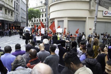  Uluslararası İşçi Bayramı 'nda gösteri. 1 Mayıs 2021, Porto Alegre, Brezilya: Birlik merkezleri 1 Mayıs 'ta, Uluslararası İşçi Bayramı' nda ve ömür boyu bir devlet ve dayanışma eylemi gerçekleştirdiler. Gösteri bu cumartesi Porto Alegre 'nin önünde yapılacak.