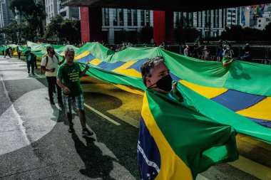 Başkan Bolsonaro 'ya destek gösterisi. 1 Mayıs 2021, Porto Alegre, Brezilya. Protestocular, bu Cumartesi (1), Brezilya 'nın Porto Alegre kentindeki Parque Moinhos de vento' da toplanarak, Cumhurbaşkanı Jair Bolsonaro 'ya destek afişleri astılar.