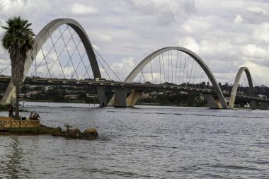 Brasilia 04 / 17 / 2021 - Federal Bölgedeki Brasilia kentinin kartpostallarından biri olan JK köprüsünün (Juscelino Kubitschek) görüntüsü.
