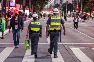 Başkan Bolsonaro 'ya destek gösterisi. 1 Mayıs 2021, Porto Alegre, Brezilya. Protestocular, bu Cumartesi (1), Brezilya 'nın Porto Alegre kentindeki Parque Moinhos de vento' da toplanarak, Cumhurbaşkanı Jair Bolsonaro 'ya destek afişleri astılar.
